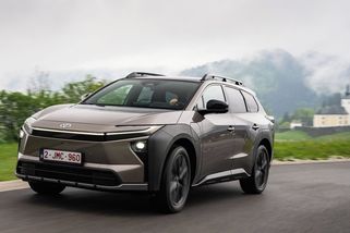 Toyota si zase jednou brousí zuby na typického českého zákazníka. Přiváží praktickou novinku s obřím kufrem! - Garáž.cz